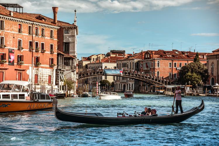 乘摆渡船到威尼斯（威尼斯摆渡人）